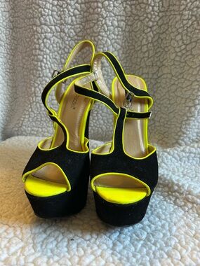 Shoe Dazzle Black with Neon Yellow Trim Platform Sandals